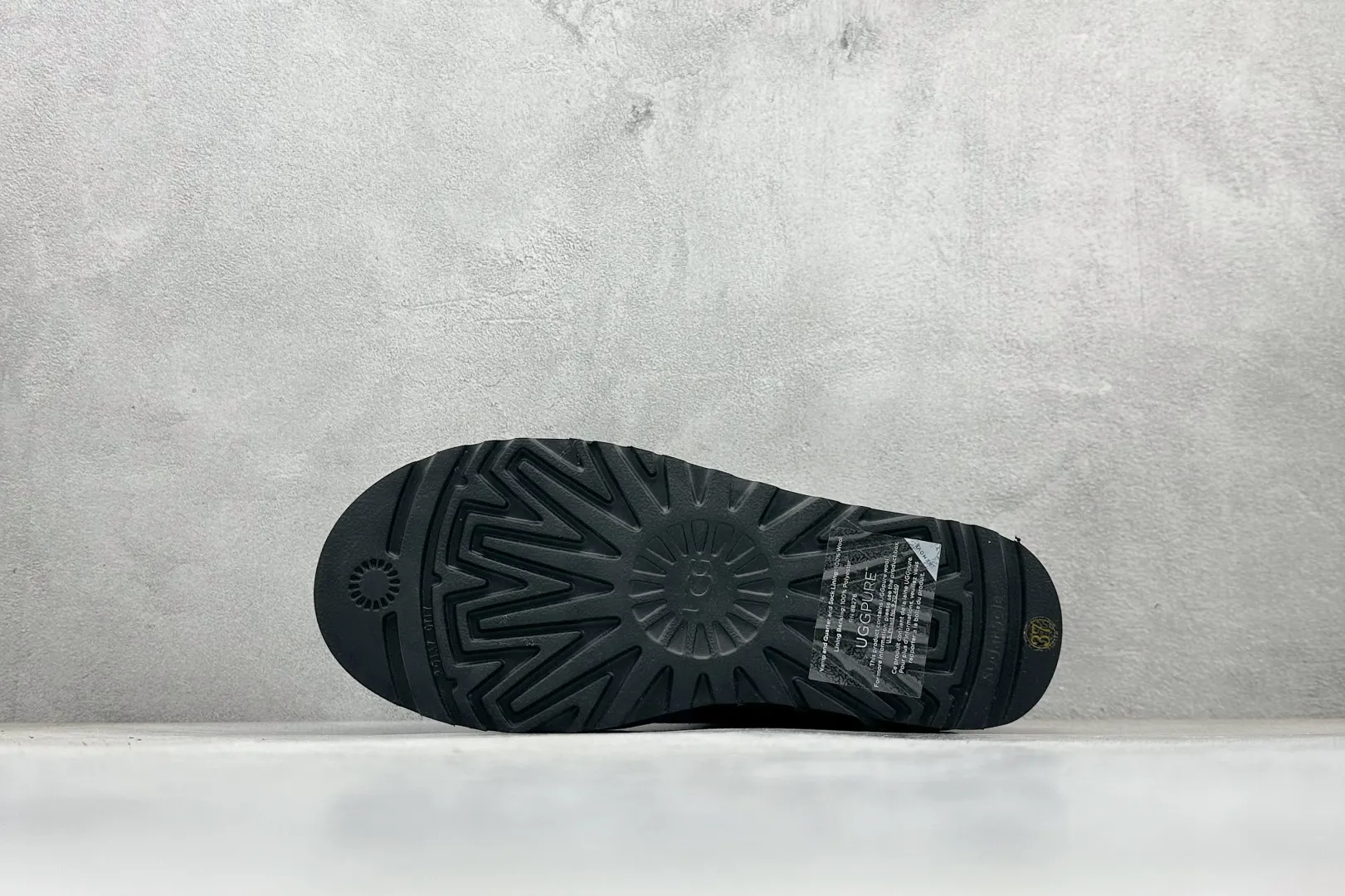 🐲💰 520 supports stores. The top version on the market UGG Mini thick-soled short tube 5cm. Xiaohongshu's hot model. Produced by a major foreign trade factory in Guangzhou. The toe box and the insole are all made of genuine sheep fur. Independent outer box packaging. Chip. With waterproof technology. Different from any version on the market. 5cm thick sole. Independent original development of outsole. Cashmere insole. It is a very suitable choice for going out in winter and at home. In the new year, uug has launched a style series, which is partially biased towards the preferences of young consumers. It has also moved to the forefront of fashion trends. Shoe body material: water-repellent coated suede upper, 17 mm UGGPURE™ implanted wool insole, lightweight non-slip comfortable rubber outsole, brand LOGO trademark, complete package, item number: 1135092, size: 35 36 37 38 39 40